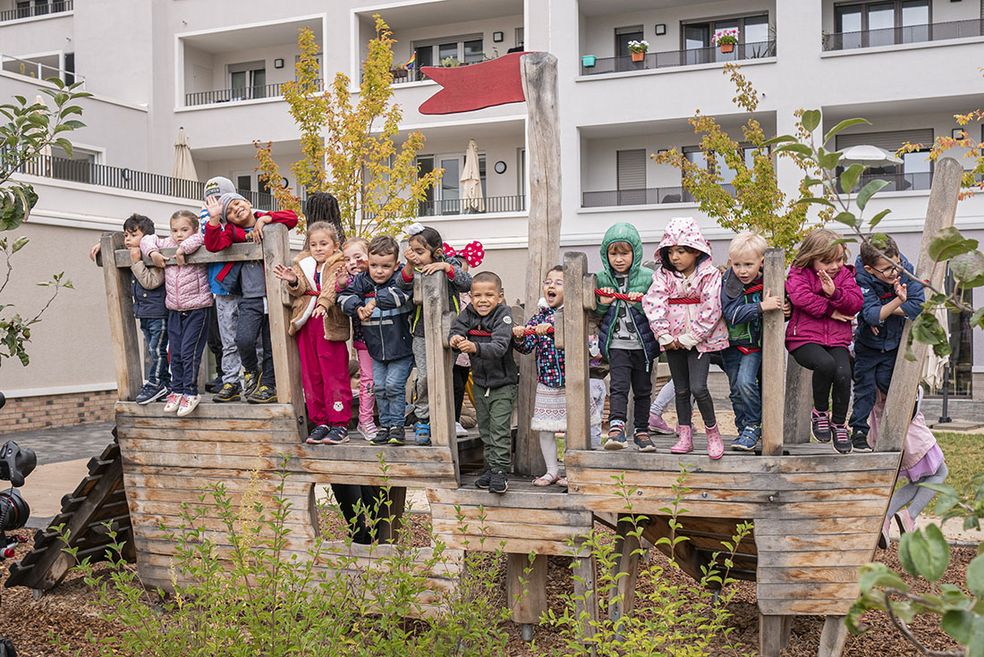 Bild: Kinder stehen auf einem Spielplatz-Schiff.