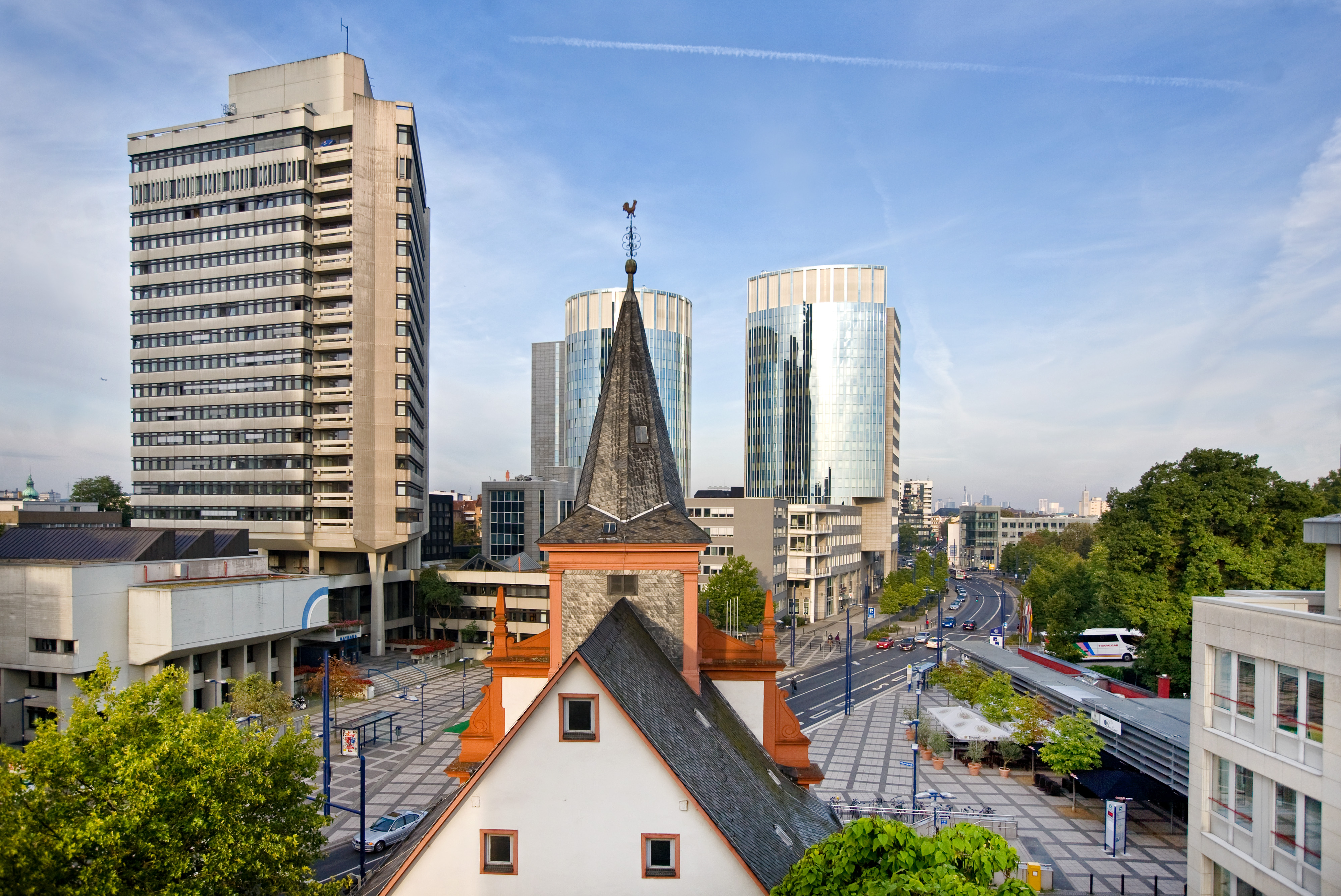 Bild: Innenstadt Berliner Straße, Blick über die französisch-reformierte Kirche auf das Rathaus, den Willy-Brandt-Platz und die Berliner Straße