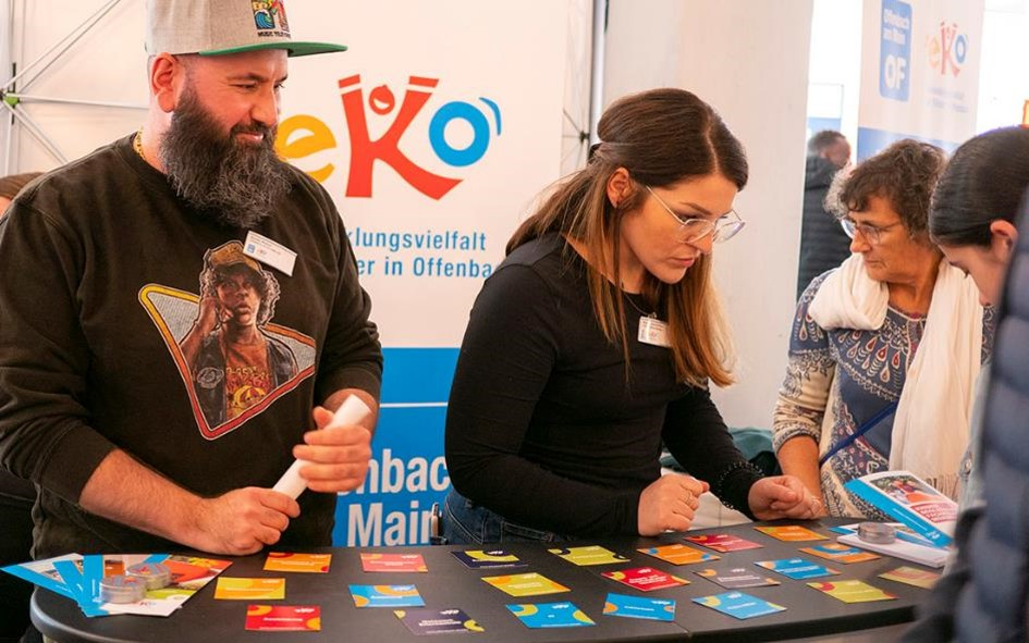 Bild: Ein EKO-Messestand mit Interessierten.